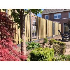 tuinscherm (grenen KOMO-geïmpregneerd):
Detail tuinscherm van KOMO-geïmpregneerd grenenhout, 21 planks, RVS geschroefd – onderdeel van hout-betonschutting 9,6m.