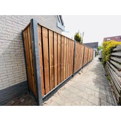 Bruin geïmpregneerd tuinscherm 180x165 cm (21 planks) geplaatst in een semi-luxe hout-betonschutting; klein Zuidema Schuttingen-logo linksonder.