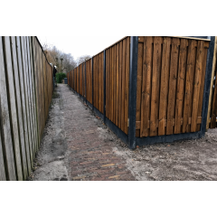 Tuinscherm bruin geïmpregneerd 180x180 cm met 23 planks, geplaatst in hout-betonschutting als vervanger van Nobifix.