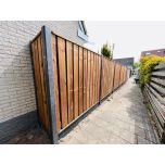 Bruin geïmpregneerd tuinscherm 180x165 cm (21 planks) geplaatst in een semi-luxe hout-betonschutting; klein Zuidema Schuttingen-logo linksonder.